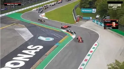  ??  ?? Dieser Unfall könnte Ferrari im Titelrenne­n teuer zu stehen kommen. Vettel kollidiert mit Mercedes-rivale Lewis Hamilton. Der kann weiterfahr­en und gewinnt zum fünften Mal in Monza. Foto: Screenshot