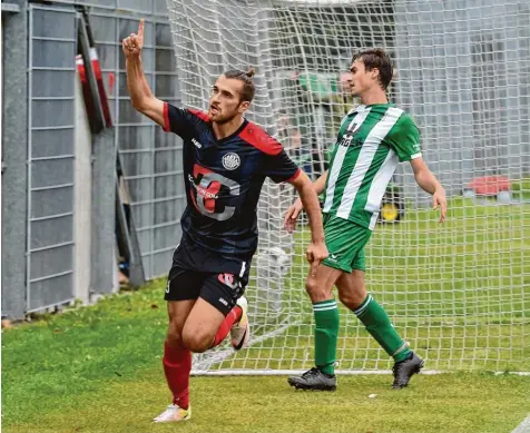  ?? Archivfoto: Thorsten Jordan ?? Gegen Gundelfing­en feierten die Landsberge­r ihren letzten Heimsieg. Nach dem 1:0 durch Sebastian Bonfert hatte Daniel Jais (schwarzes Trikot) auf 2:0 erhöht, Daniel Neu haus erzielte das 3:0, kurz vor Schluss war den Gästen noch der Treffer zum 3:1...