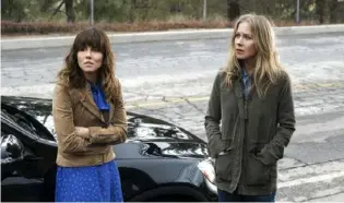  ?? Saeed Adyani/Netflix ?? Linda Cardinelli and Christina Applegate in “Dead to Me.”