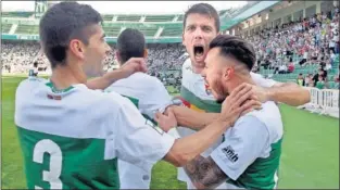  ??  ?? PEGADA. Los jugadores del Elche celebran el pase a la siguiente ronda del playoff.