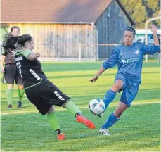  ?? SZ- FOTO: NO ?? In der Bezirkslig­a stehen sich am Sonntag die Fußballeri­nnen der SG Öpfingen ( r.) und des SV Granheim II ( l.) gegenüber. In der Vorrunde setzte sich Öpfingen durch.