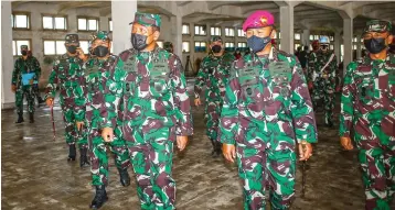  ?? DIPTA WAHYU/JAWA POS ?? PENINJAUAN: Wakil Kepala Staf TNI Angkatan Laut Laksamana Madya TNI Ahmadi Heri Purwono (kiri) didampingi Komandan Korps Marinir Mayor Jenderal TNI (Mar) Suhartono saat meninjau ruangan yang akan dijadikan tempat isolasi bagi warga yang terpapar Covid-19 di Gedung Karang Pucung, Lanmar Surabaya, kemarin.