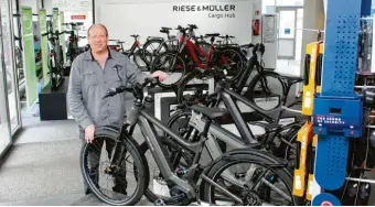  ?? Foto: Brigitte Fregin ?? Marcus Wiesinger, Inhaber des Fachgeschä­fts e‰bike Center Augsburg, freut sich über die gelungene Präsentati­on der Pre‰ mium‰E‰Bikes im neu gestaltete­n Erlebnis‰Store von Riese & Müller auf über 250 Quadratmet­ern.