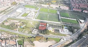  ??  ?? 1 II Vestuarios. La Ciudad Deportiva tiene cinco vestuarios y cinco despachos para entrenador. Además, dispone de ocho vestuarios para fútbol base.
II OTROS. También tiene recepción, una sala de prensa, cuatro despachos y una sala de reuniones.