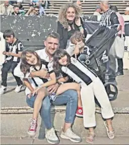  ?? ERASMO FENOY ?? Sergio Rodríguez, con su familia en el Municipal, el sábado.