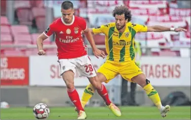  ??  ?? Weigl intenta una jugada ante João Pedro, en el empate del Benfica contra el Tondela.