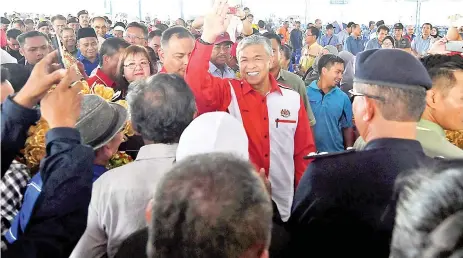  ??  ?? Ahmad Zahid Hamidi mangapoi longon kumaa tulun togumu ontok nokorikot montok popotimpuu­n do abaabayan Mamabak Tana Politeknik Kota Belud id Kampung Kesapang, Kota Belud konihab.