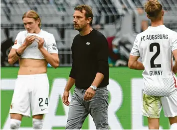  ?? Foto: Bernd Thissen, dpa ?? Verloren, aber sich teuer verkauft: Aus der Art und Weise, wie der FC Augsburg sich in Dortmund verkauft hat, will das Team um Trainer Markus Weinzierl Motivation für die nächsten Spiele schöpfen.