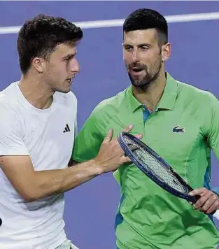  ?? Foto: AFP ?? Novak Djokovic gratuliert­e Luca Nardi (l.) zum Sieg.