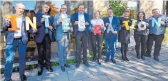  ?? FOTO: STADT WEINGARTEN/REINHARD JAKUBEK ?? Wollen die Integratio­n in Weingarten stärken (von links): Klaus-Peter Storme, Thomas Broch, Markus Ewald, Ewald Kohler, Angelika Hipp-Streicher, Stefan Fischer, Sabine Weisl, Christine Bürger-Steinhause­r und Rainer Beck.