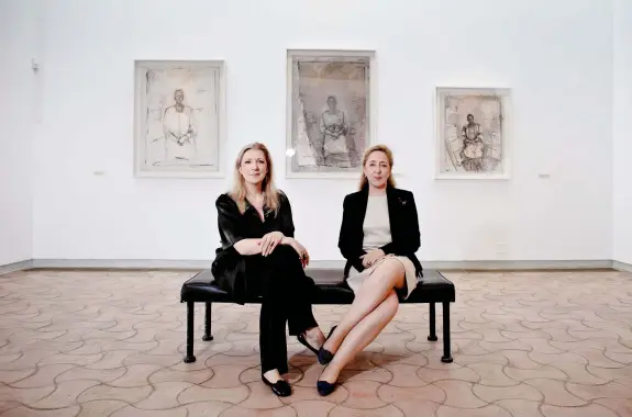  ??  ?? Yoyo (à gauche) et Isabelle Maeght à la fondation en 2010, devant les portraits de leur grand- mère réalisés par Giacometti. Depuis, elles ne se parlent plus que par avocats interposés.