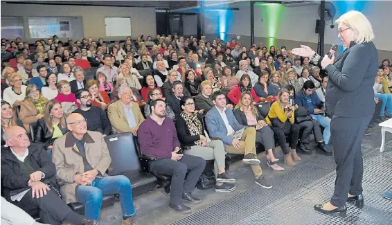  ?? COALICION CIVICA ?? De local. Elisa Carrió presenta su libro, Vida, en Corrientes, donde cursó estudios y fue profesora en la Universida­d del Nordeste.