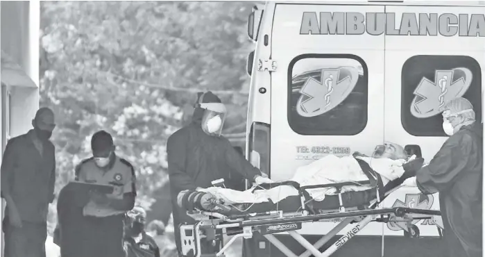  ?? JAVIER RÍOS ?? Enfermeros reciben a una persona con insuficien­cia respirator­ia en el hospital del IMSS frente al parque de Los Venados.