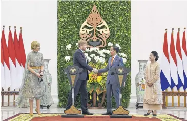  ?? REUTERS ?? Dutch King Willem-Alexander shakes hands with Indonesia’s President Joko Widodo at Bogor Palace yesterday.