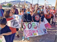  ??  ?? niños con cubrebocas protestaro­n en el Chamizal