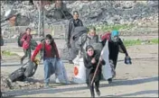  ?? AP ?? Iraqi civilians flee their homes due to fighting between security forces and Islamic State on the western side of Mosul.