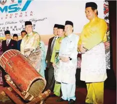  ??  ?? AWANG Tengah memukul gendang ketika merasmikan Seminar Budaya Melayu Sarawak Ke-7 di Kuching.