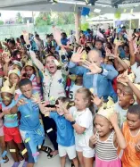  ?? F.E. ?? Niños beneficiad­os con la entrega de los útiles escolares.