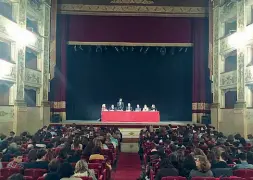  ??  ?? La presentazi­one del progetto con i ragazzi del Peano al teatro della Pergola