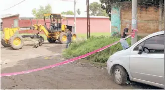  ?? ?? Personal de la alcaldía realizó ayer mejoras, pero los habitantes exigieron nueva calle.