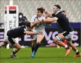  ?? (Photos AFP) ?? Sur les trois derniers matches du Tournoi des six nations, Antoine Dupont n’a pas eu le rayonnemen­t habituel, malgré un essai inscrit en Angleterre et face aux Gallois. La France peut-elle briller quand son numéro  est moins inspiré ?