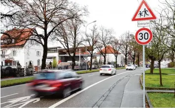  ?? Foto: Silvio Wyszengrad ?? Vor dem Kindergart­en in der Gabelsberg­erstraße in Göggingen gilt Tempo 30. Das war in den ersten Monaten des Jahres vielen Autofahrer­n nicht bewusst. Sie waren in der Tempo 30 Zone zu schnell unterwegs. Die Verkehrsüb­erwacher zählten über 10 000...