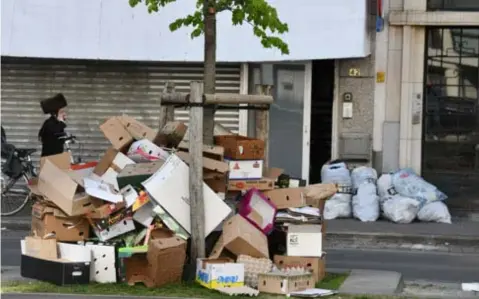  ?? FOTO JAN VAN DER PERRE ?? Op veel plaatsen stonden volle papierdoze­n op een ophaalbeur­t te wachten.