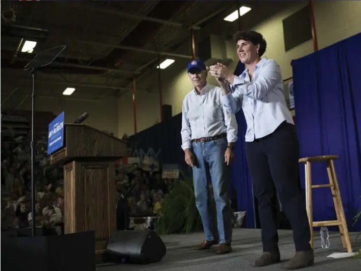  ?? © nyt ?? Op campagne in Owingsvill­e krijgt Amy McGrath steun van voormalig vicepresid­ent Joe Biden.