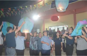  ??  ?? From second left - Temenggong Tan Kian Hoo, Jamit, Nanta and others release the giant lanterns to officiate the ceremony.