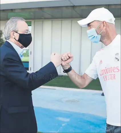  ?? FOTO: REAL MADRID ?? Florentino saluda a Zidane tras visitar ayer en Valdebebas al equipo, que prepara su partido contra el City del próximo 7 de agosto