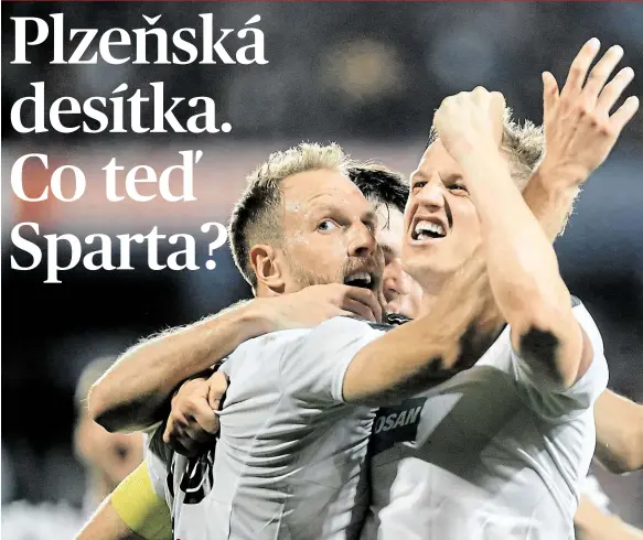  ?? Foto: Petr Topič, MAFRA ?? Plzeňské objetí Jediný gól šlágru kola dal Daniel Kolář (vlevo), Plzeň vyhrála na Spartě 1:0 a s deseti výhrami z deseti zápasů vede ligu.