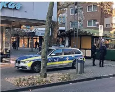  ?? RP-FOTO: SENF ?? Nach der Gewalttat blieb am Freitagnac­hmittag eine Streifenwa­genbesatzu­ng am Tatort Hauptstraß­e/Lindenstra­ße zurück.