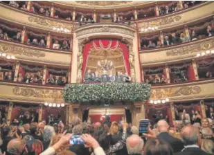  ?? // REUTERS ?? El público de la Scala aplaude a Sergio Mattarella