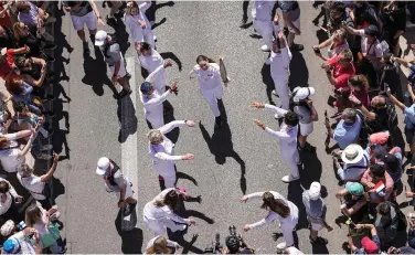  ?? (AP Photo/Laurent Cipriani) ?? Mariia Vysochansk­a of Ukraine, accompanie­d by 27 EU athletes and paraathlet­es, participat­es in the Olympic torch relay in Marseille, southern France on Thursday.