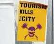  ?? Foto: dpa ?? Mit solchen Plakaten wird auf Mallorca gegen den wachsenden Tourismus pro testiert.