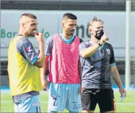  ?? FOTO: BARAKALDO ?? Aitor Larrazabal da instruccio­nes durante un entrenamie­nto del Barakaldo