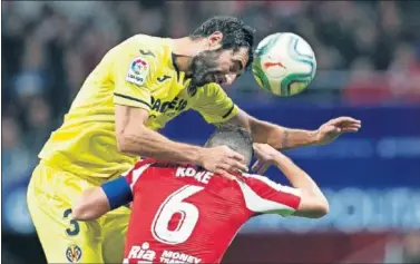  ??  ?? Raúl Albiol pugna con Koke un balón aéreo en el Wanda Metropolit­ano.