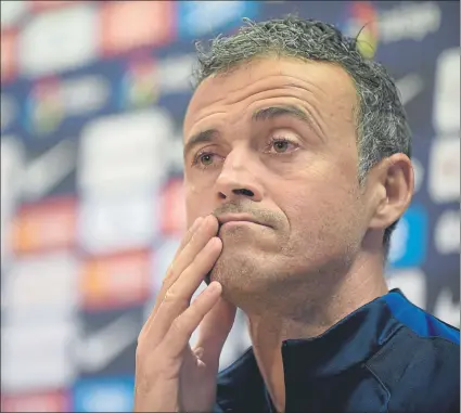  ?? FOTO: MANEL MONTILLA ?? Luis Enrique, técnico del Barça, ayer durante su comparecen­cia ante los medios en la víspera del Clásico ante el Madrid