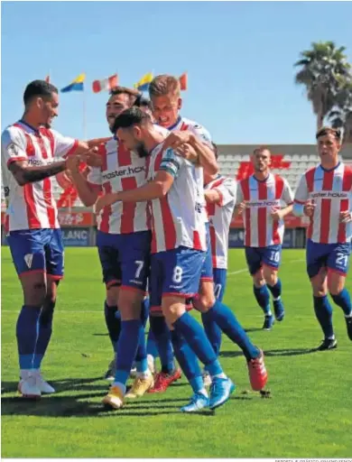  ?? REPORTAJE GRÁFICO: ERASMO FENOY ?? Los albirrojos celebran apiñados el gol de Iván Turrillo, ayer.