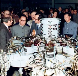  ??  ?? Le 8 mai 1978, une délégation de haut niveau dirigée par le vice-premier ministre chinois Gu Mu visite l’Usine de production d’hélicoptèr­es de Marignane.