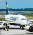  ?? Foto: dpa ?? Gestern blieben viele Ryanair Flugzeuge am Boden. Die Piloten und Flugbeglei­ter dieser Fluggesell­schaft streikten. Sie wollen mehr Geld verdienen.