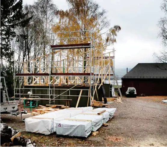  ?? FOTO: OLAV OLSEN ?? Det var en observant leser som gjorde Aftenposte­n oppmerksom på kommunens ulovlige byggeprosj­ekt. – Her må vi rett og slett legge oss flate, sier Trond Enkerud, seksjonssj­ef i Bymiljøeta­ten.