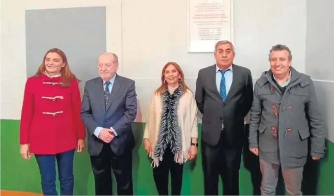  ?? ?? Foto de grupo durante la visita de Villalobos a Cantillana para inaugurar el reformado polideport­ivo muncipal, este pasado jueves.