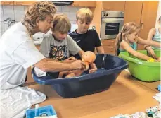  ?? FOTO: KLINIKUM ?? „Babys“zu versorgen – das machte allen am meisten Spaß.