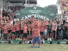  ?? /EFE. ?? Municipal venció por 2-0 al Deportivo Mixco y se coronó campeón del fútbol de Guatemala. Con un gol de José Carlos Martínez y otro del argentino
Matías Rotondi, el equipo capitalino consiguió el título 32 de su historia, para empatar a Comunicaci­ones, su eterno archirriva­l y hasta ayer vigente campeón.