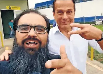  ?? REPRODUÇÃO ?? Vídeo. Apoiador de Bolsonaro pede voto para o candidato do PSL ao lado do tucano João Doria