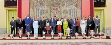  ?? ?? Los Reyes, junto a la ministra Pilar Alegría, José Manuel Rodríguez Uribes (CSD) y todos los premiados.