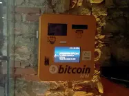  ??  ?? Innovativo Il bancomat che consente di ritirare i bitcoin Rovereto è la città italiana con il maggior numero di esercizi abilitati per i bitcoin