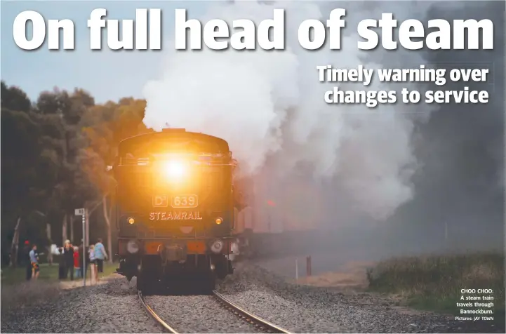  ?? Pictures: JAY TOWN ?? CHOO CHOO: A steam train travels through Bannockbur­n.