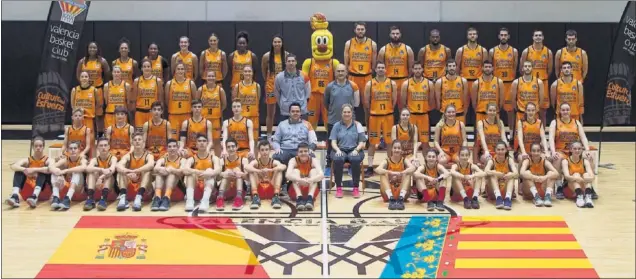  ??  ?? FOTO DE FAMILIA. Los equipos de la ACB y la Liga Dia y los infantiles masculino y femenino posan en la pista central de l’Alqueria del Basket.